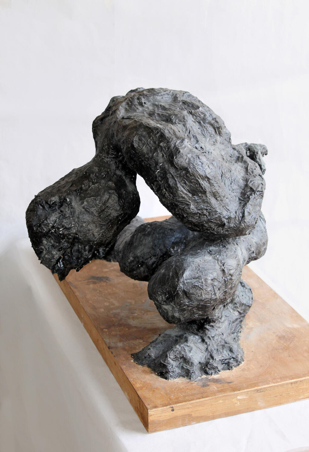 Escultura hombre deforme lateral izquierdo