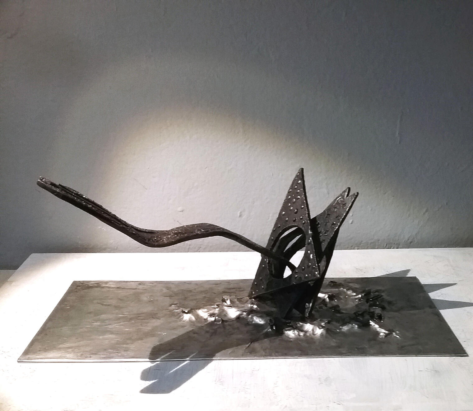 Escultura destellos, estrella abatida en bronce lateral