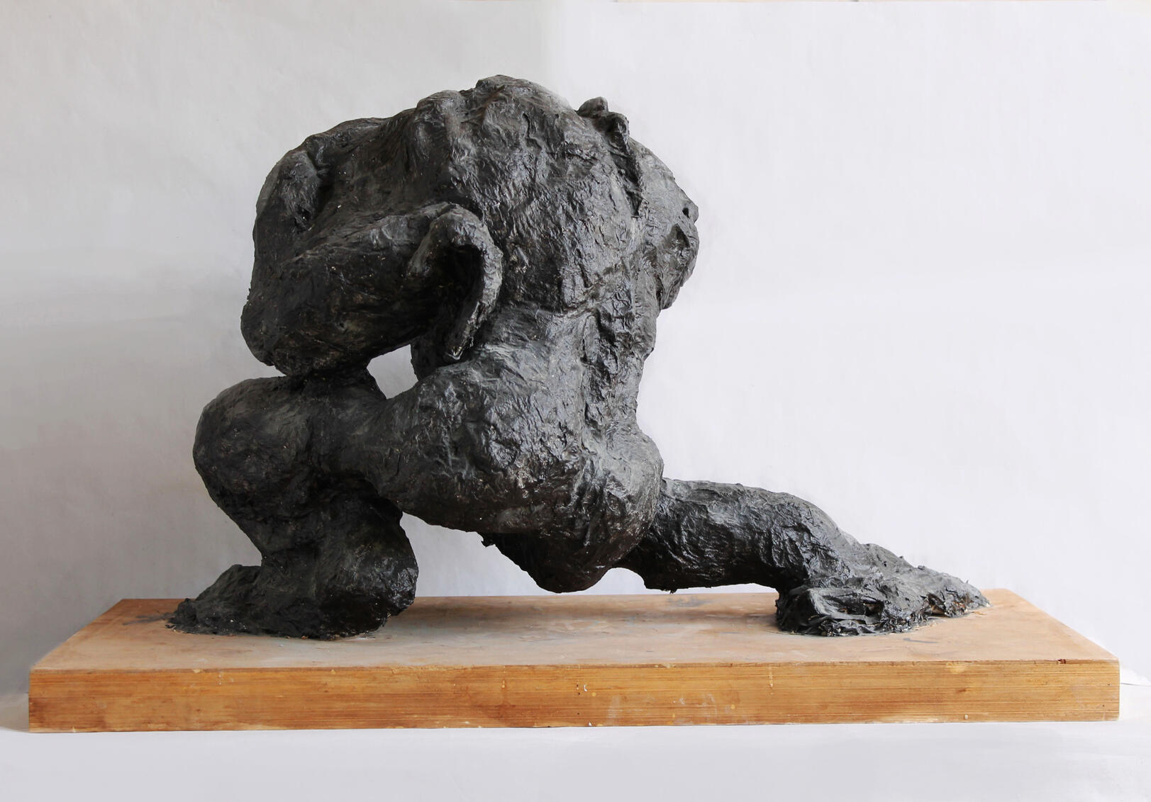 Escultura hombre deforme de espaldas