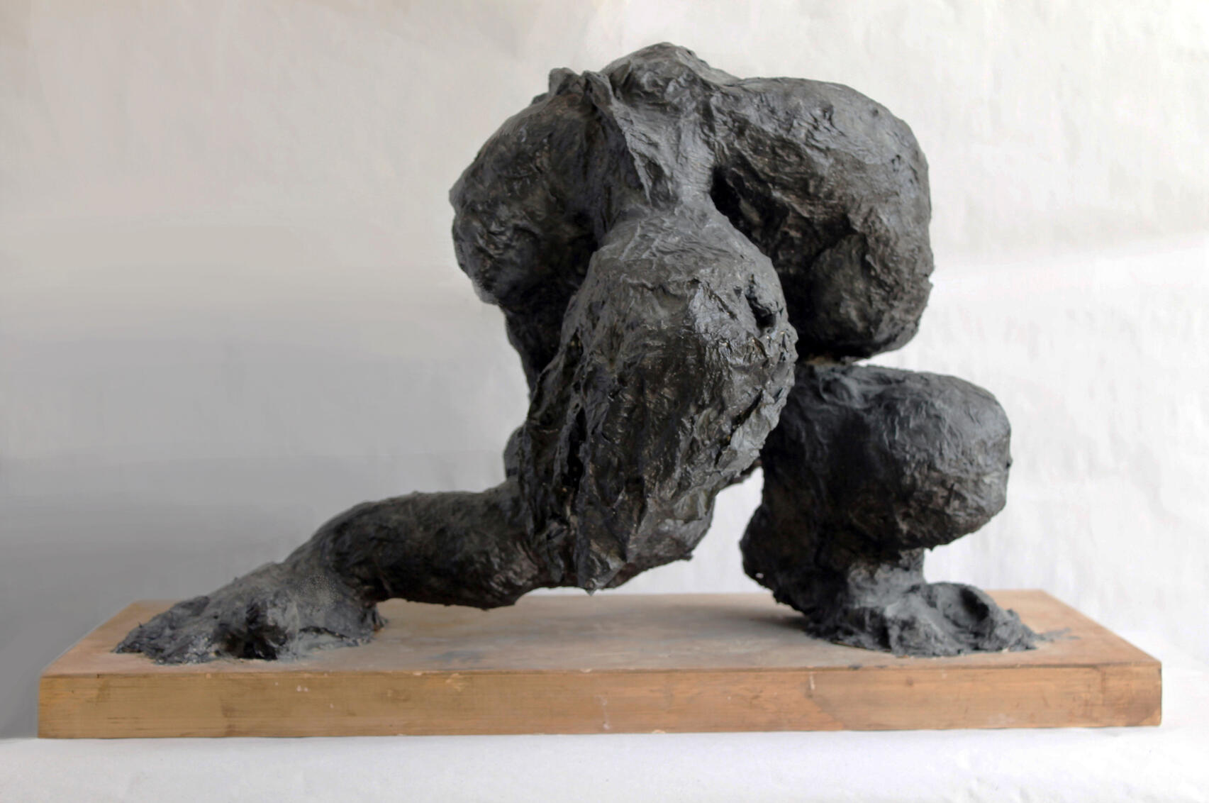 Escultura hombre deforme de frente